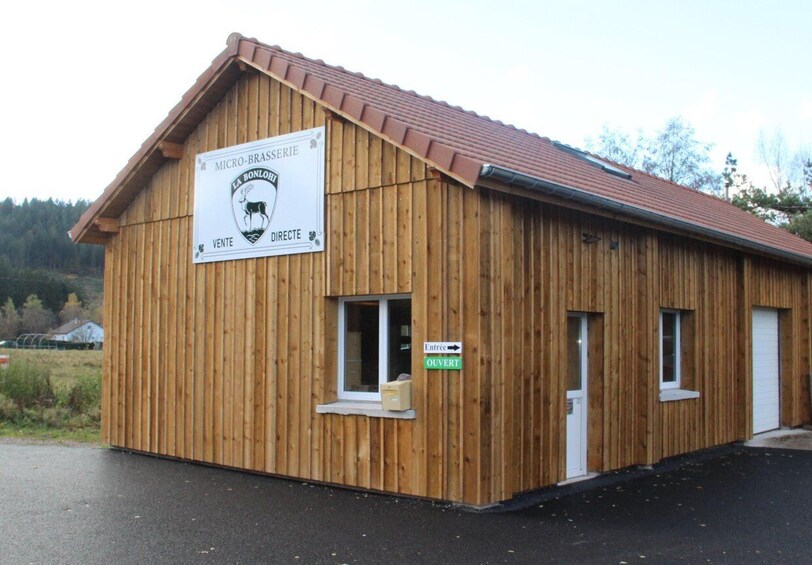 A wooden building with a sign reading 'MICRO-BRASSE RÉGION LA BONLOHI VENTE DIRECTE.' 2