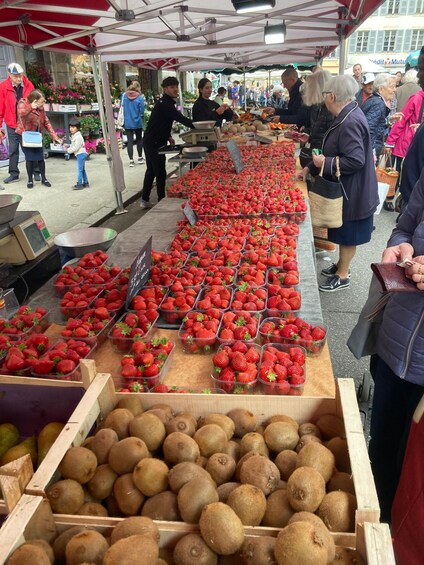 A market stall with strawberries and kiwis. 1