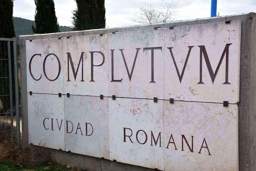 A sign with 'COMPLTVTM CIVIDAD ROMANA' written on it. 2