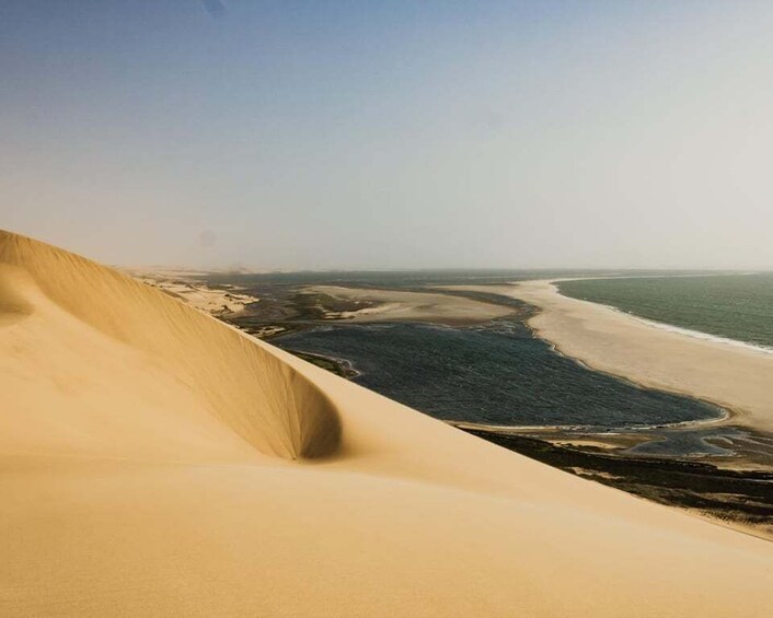 Un paysage côtier avec des dunes de sable et une plage. 5
