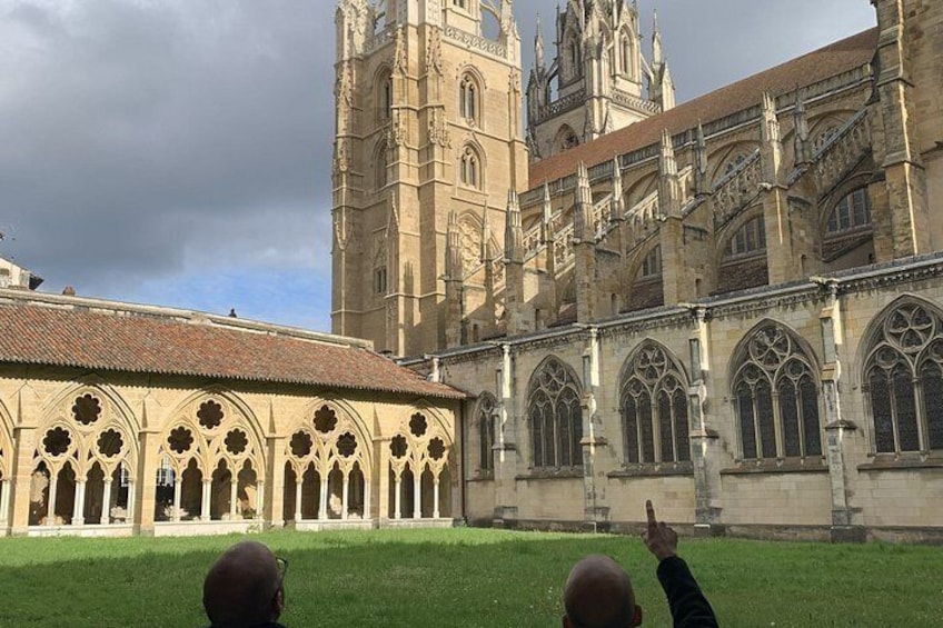 En historisk katedral med gotisk arkitektur, inklusive spetsbågiga valv och ett stort torn. 3