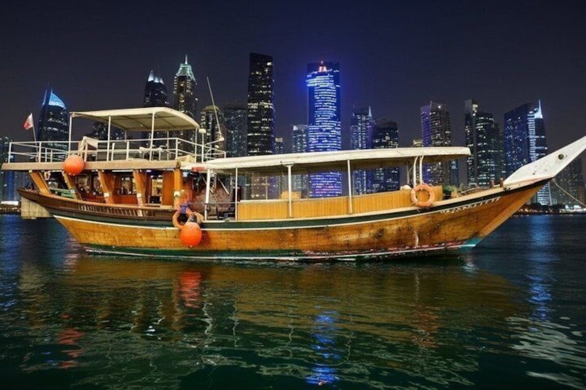Ein hölzernes Boot mit einer Stadtkulisse im Hintergrund. 2