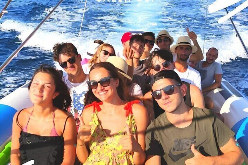 Un groupe de personnes se trouve sur un bateau, avec l’océan en arrière-plan. 5