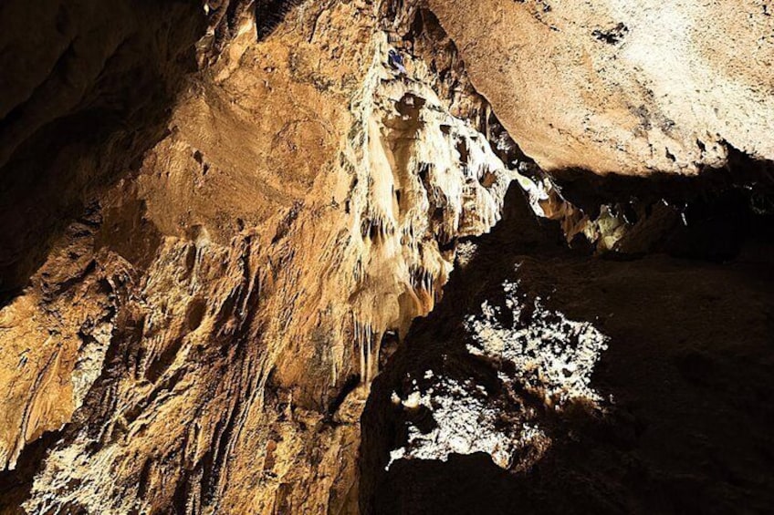 Une grotte ornée de stalactites et de stalagmites. 3