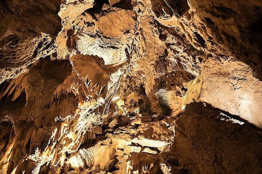 L'intérieur d'une grotte, avec des stalactites et des stalagmites. 4