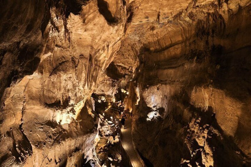 L'intérieur d'une grotte, avec des stalactites et des stalagmites. 2
