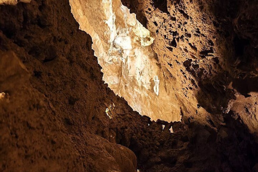 L'intérieur d'une grotte, avec des stalactites et des stalagmites. 5