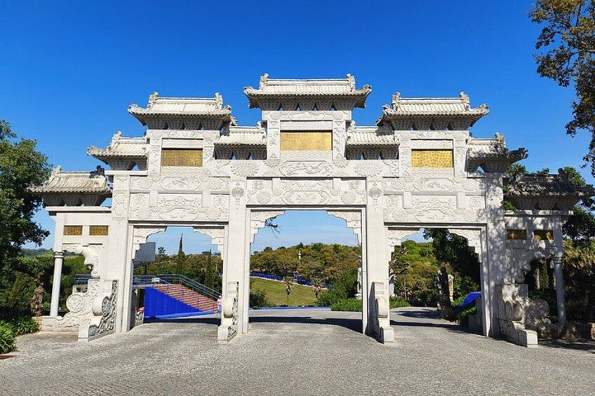 Una puerta tradicional china con elaboradas esculturas y múltiples arcos. 5