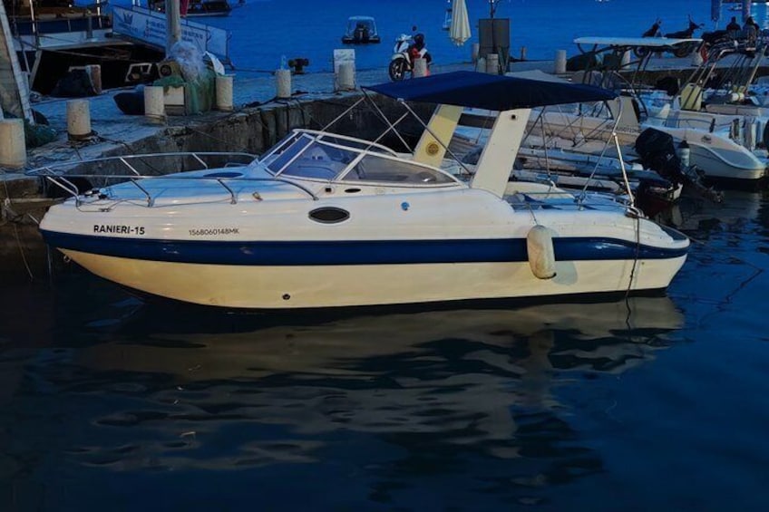 Un bateau baptisé « RANIERI-15 » était amarré dans une marina, aux côtés d’autres bateaux et d’une voiture également amarrée. 1