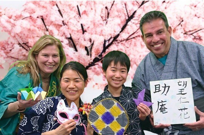 En grupp människor som håller i masker och en skylt med japanska tecken. 1
