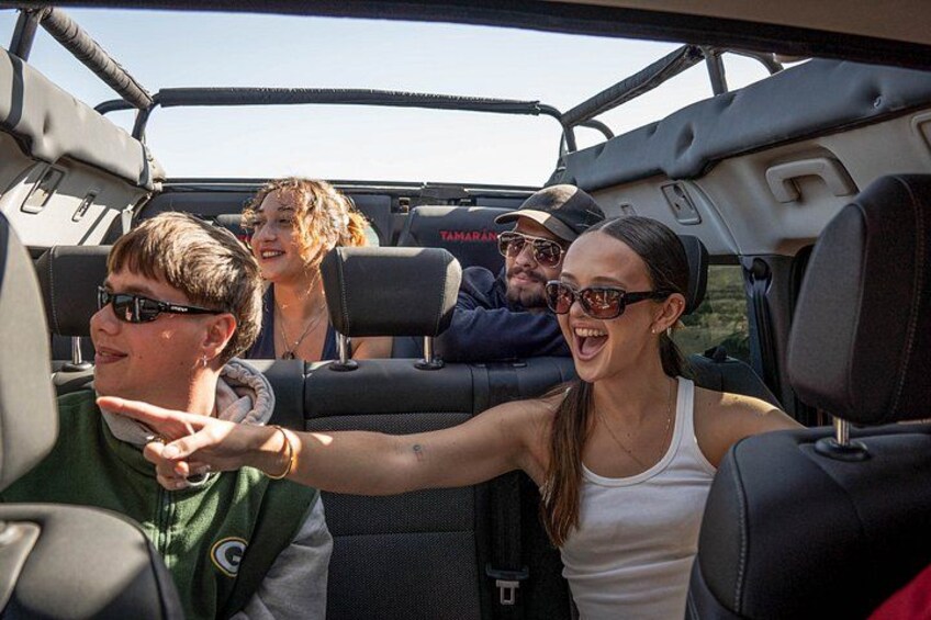 Een cabrioletinterieur met vier personen. 3