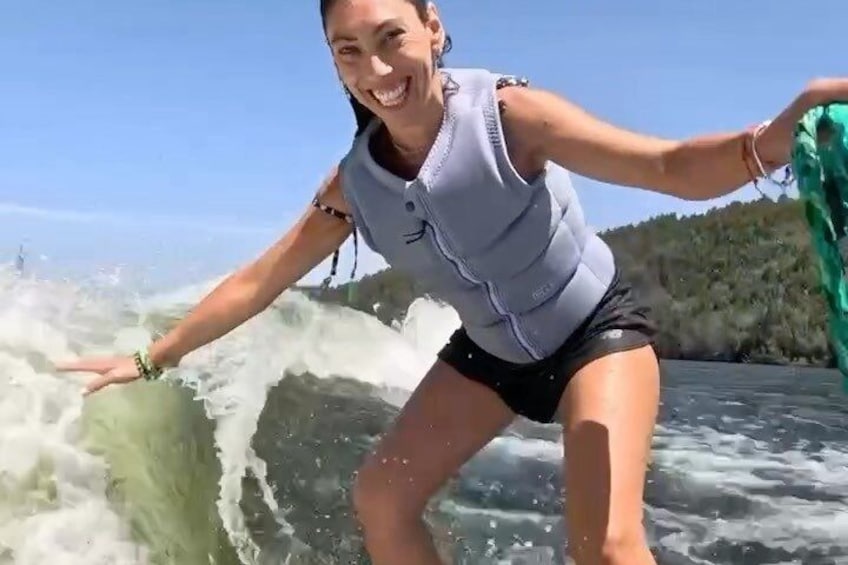 Una persona surfeando una ola. 5