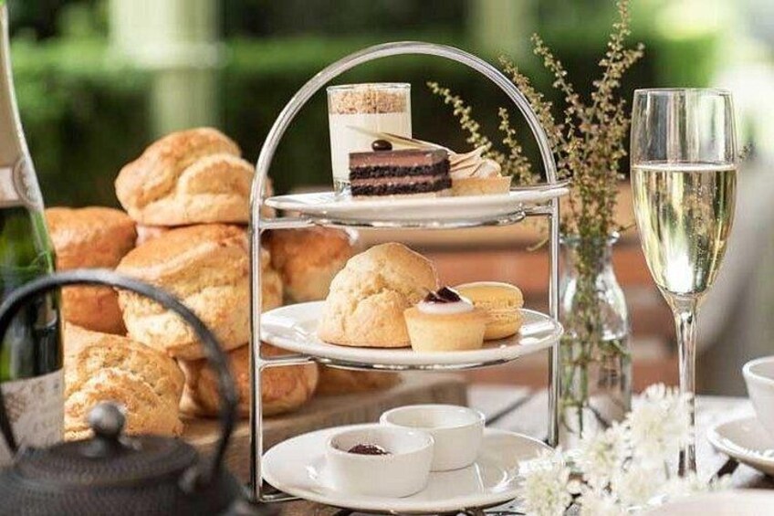 Servicio de té con scones, pasteles y una copa de champán. 3