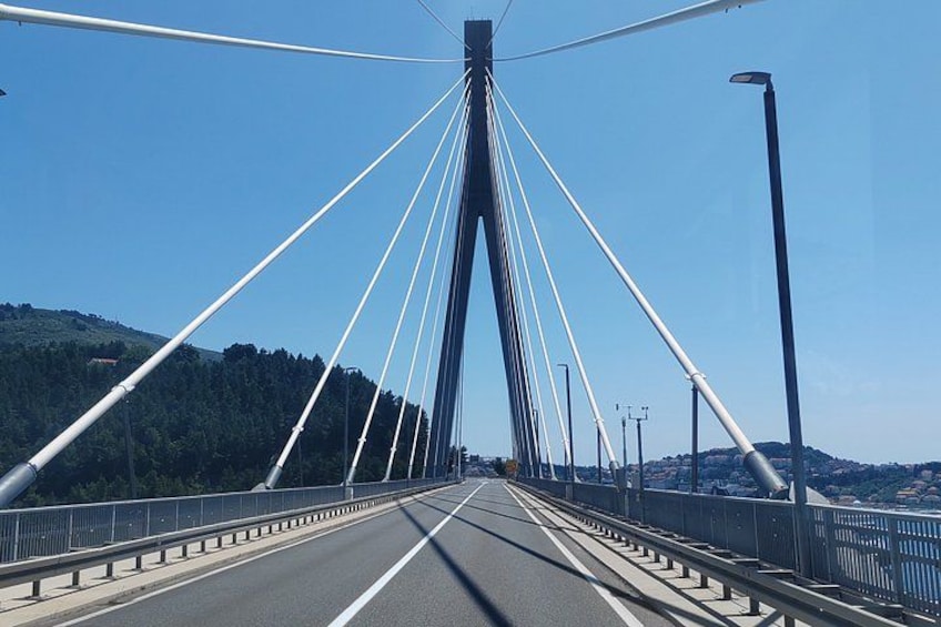 Un puente con múltiples cables y un cielo despejado. 3