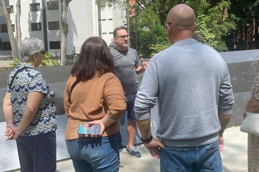 Un grupo de personas de pie al aire libre, posiblemente en un evento público o reunión. 5