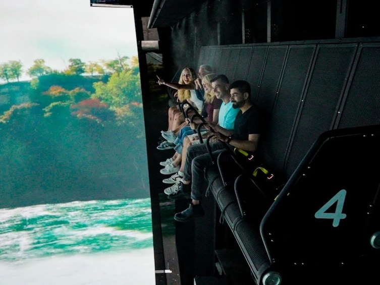 Eine Gruppe von Personen auf einem Boot mit Blick auf das Meer und grüne Landschaft im Hintergrund. 2