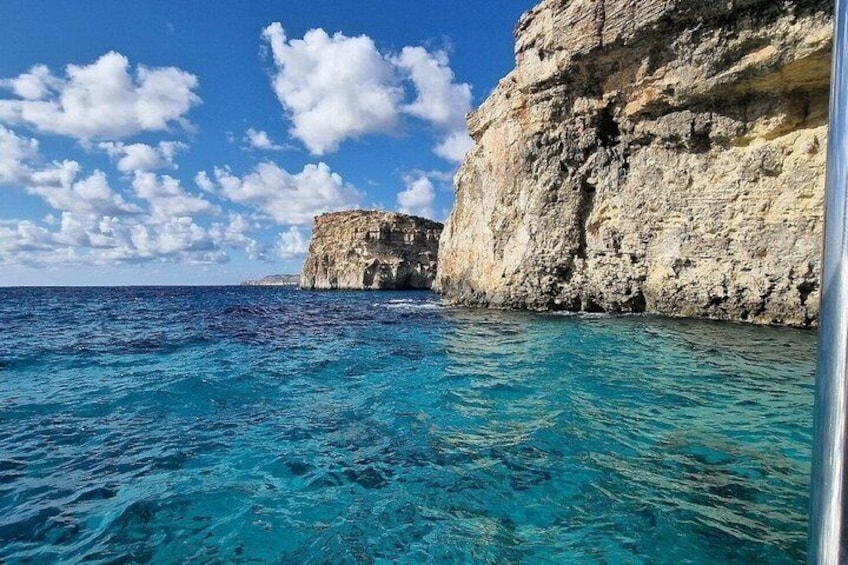 Klares blaues Meer, schroffe Klippen und ein strahlend blauer Himmel. 3