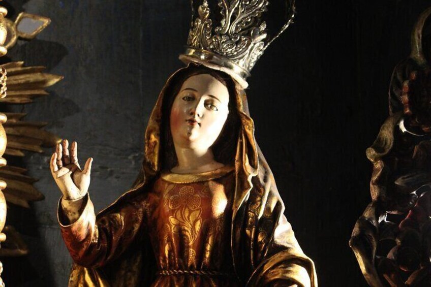 A statue with a crown and a raised hand. 3