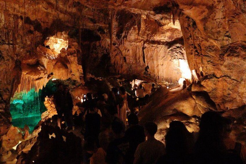 Een grot met stalactieten en stalagmieten, verlicht door kunstlicht. 5