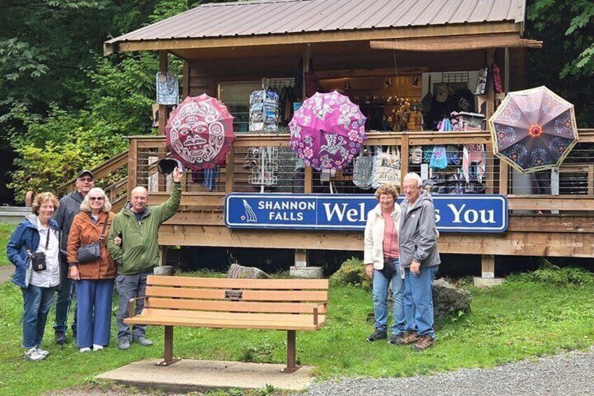 Une structure en bois sur laquelle est apposée une pancarte indiquant : « Bienvenue aux chutes de Shannon. » 2