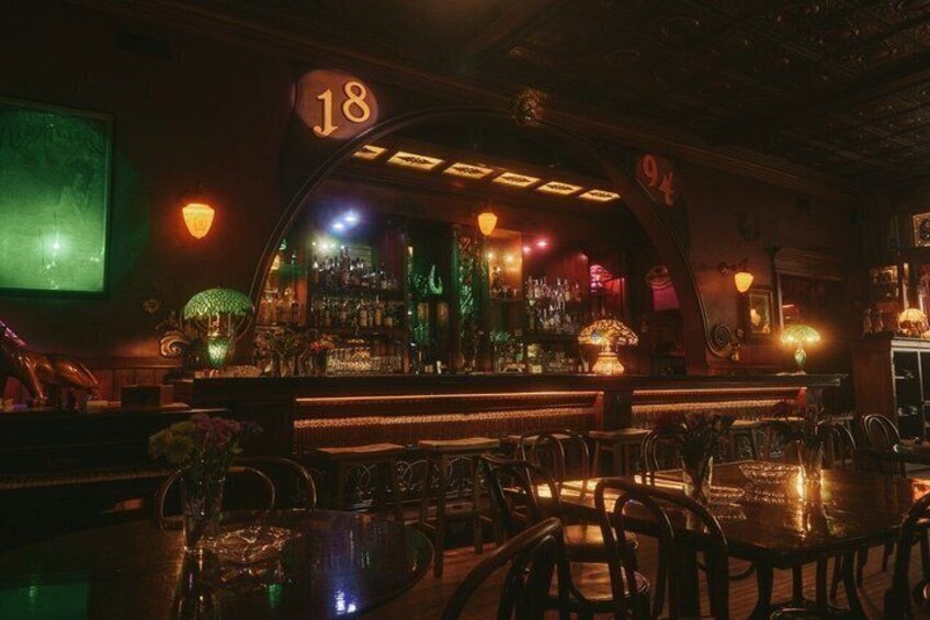 Un bar au décor d’époque, avec notamment un panneau portant le chiffre « 18 », des tabourets de bar et un intérieur bien éclairé. 5