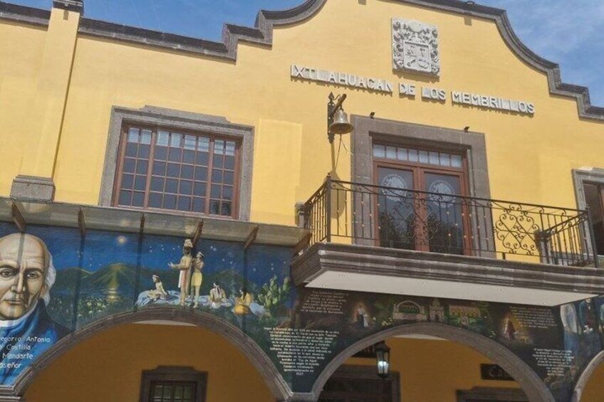 Un bâtiment orné d’une fresque murale et portant l’inscription « Catedral de los Miembros ». 4