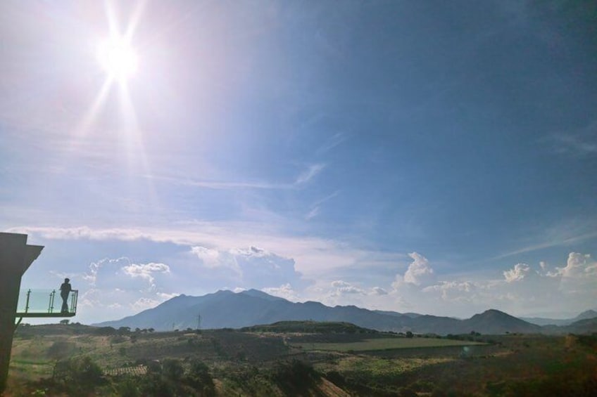 Ett bergigt landskap med en klar himmel och en skinande sol. 3