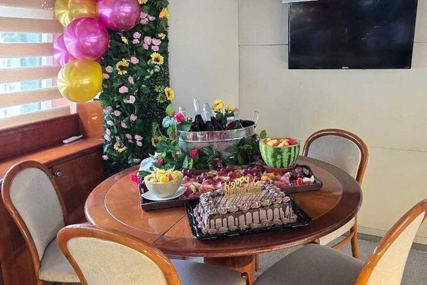 Una mesa de comedor con un pastel, un frutero y un cubo para champán. 5