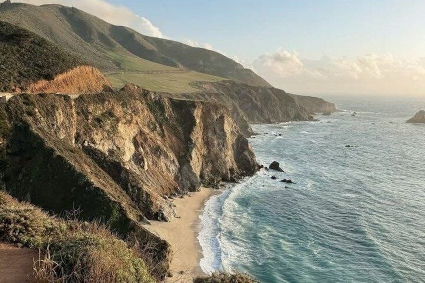Un paysage côtier avec des falaises, une plage et l’océan. 5