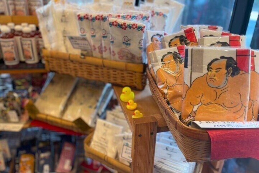 Una exhibición de productos japoneses, que incluye alimentos envasados y una cesta con tarjetas ilustradas. 2