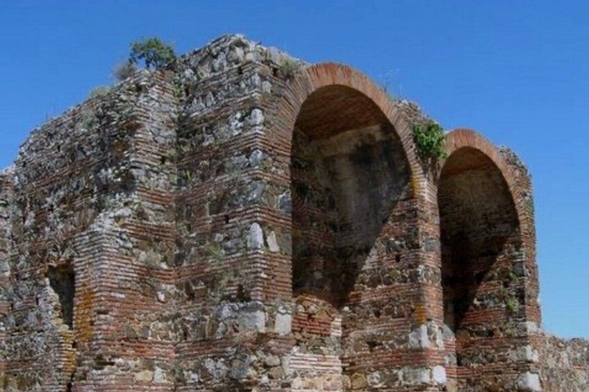 Ruinas antiguas con estructuras en arco y muros de piedra. 2