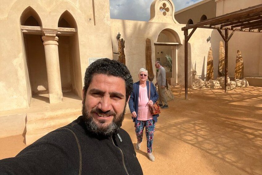 Una persona tomándose un selfie con un edificio histórico de fondo. 2