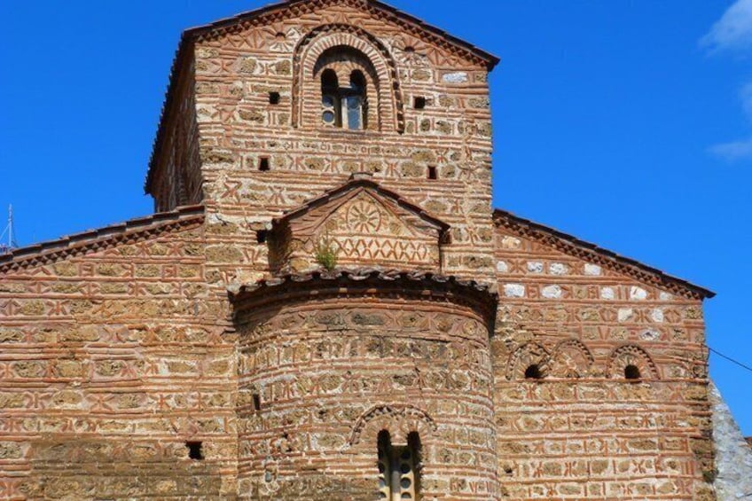 Un edificio storico con decorazioni in mattoni elaborate e una grande finestra ad arco. 3