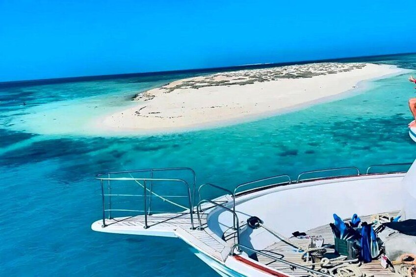 Un barco con vistas claras a un mar turquesa y una playa de arena blanca. 2