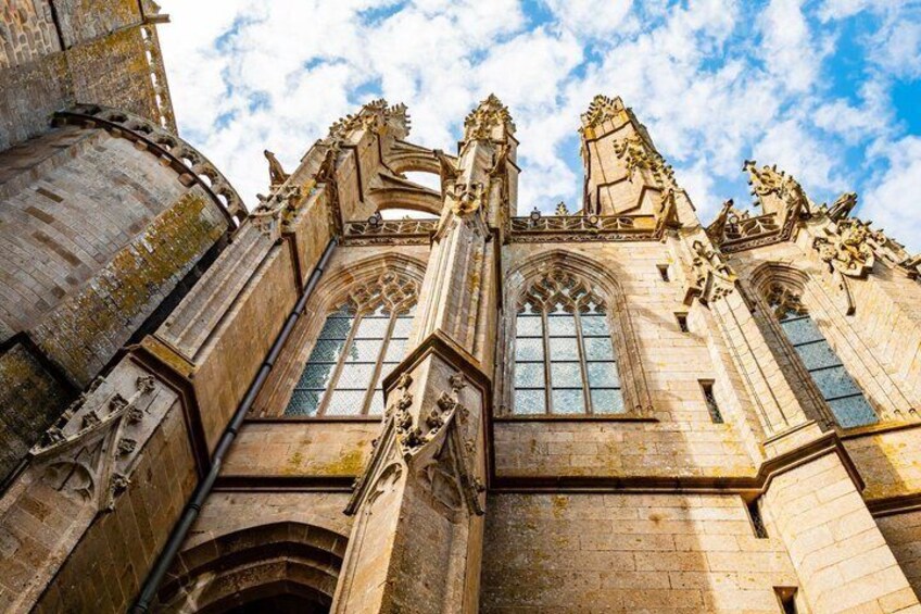 Eine gotische Kathedrale mit spitzbogigen Arkaden, aufwendigen Steinmetzarbeiten und großen Buntglasfenstern. 2