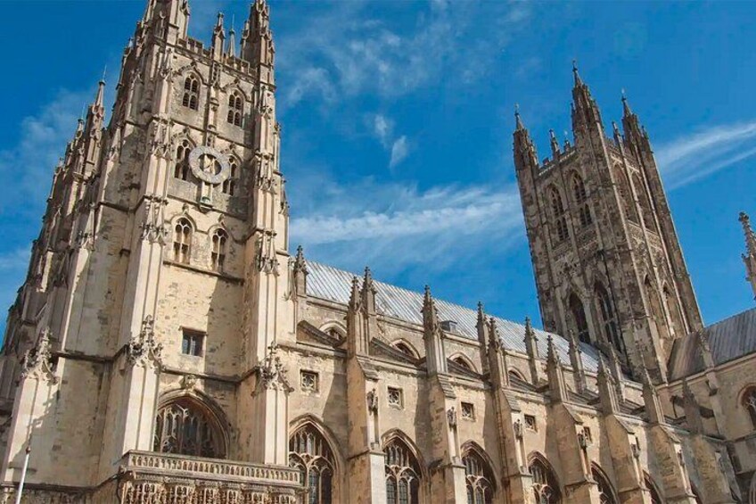 Una catedral histórica con intrincada arquitectura gótica, que incluye arcos apuntados y detallada ornamentación de piedra. 3