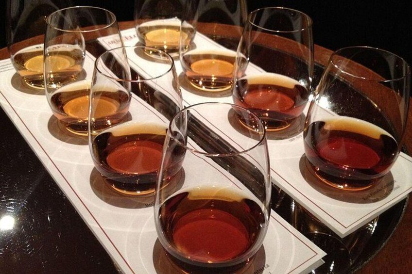 Varias copas de vino sobre una bandeja. 2