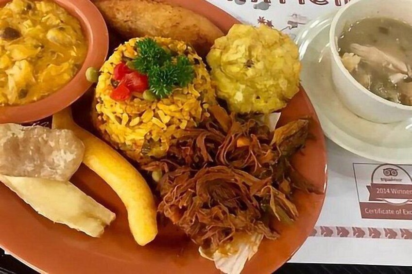 Un plato con diversos platillos, incluyendo arroz, un guiso de verduras y sopa. 4
