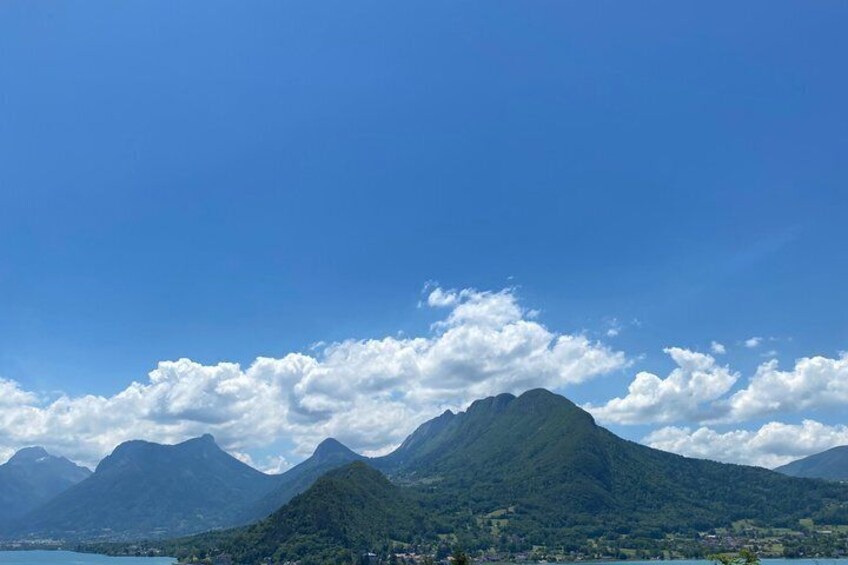 Ett bergskedja med en klar himmel och en sjö i förgrunden. 4