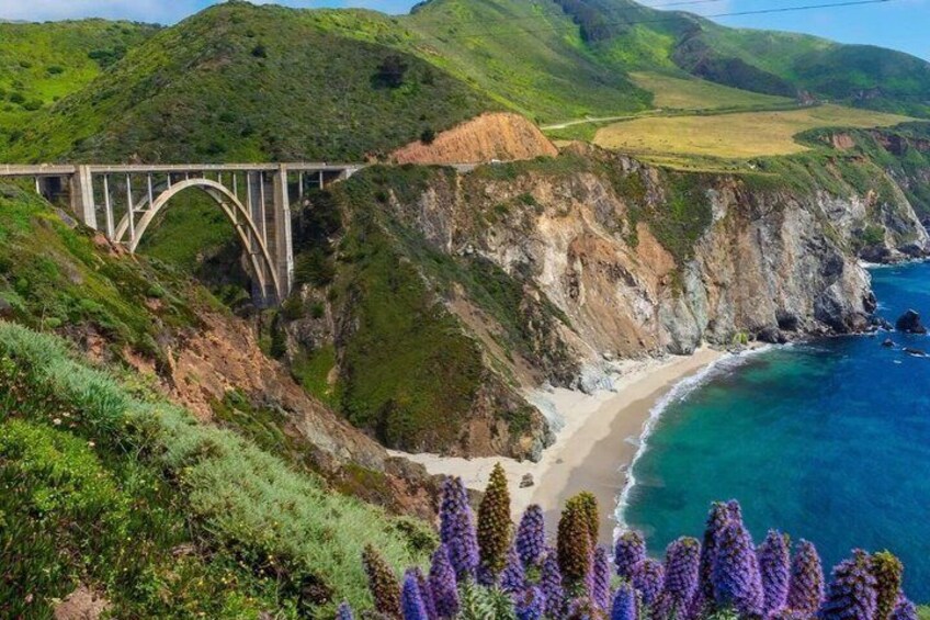 Un paysage côtier avec un pont, une plage et des falaises. 2