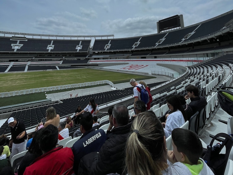 Tyhjiin jäänyt stadion, juoksurata ja suuri näyttö, jossa näkyy teksti ’RIVIERA’. 3