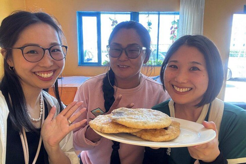 Tres personas sosteniendo un plato con comida. 2