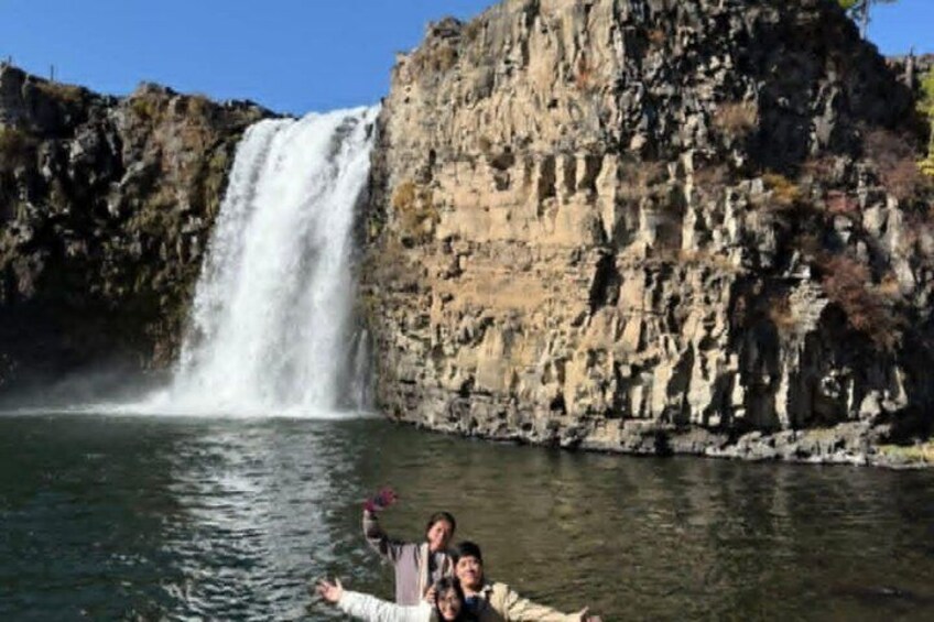 Een waterval, rotsachtige kliffen en een watermassa. 1