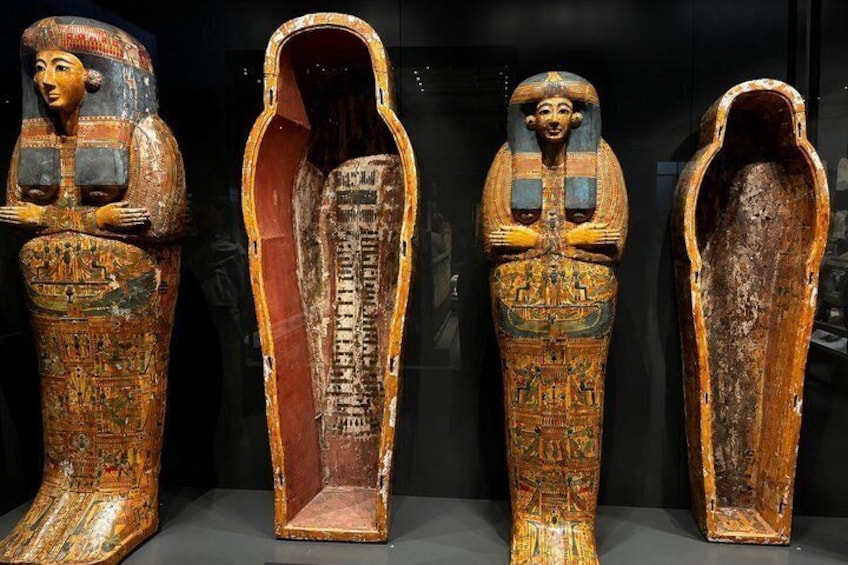 En sarkofag med hieroglyfer och en avbildning av en kvinna. 2