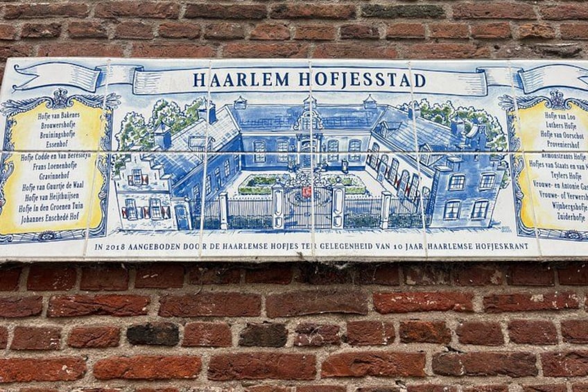 En detaljerad gatakarta över Haarlem, med dess karakteristiska innergårdar, där byggnaderna och gatorna är tydligt markerade. 3