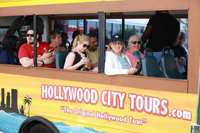 Un autobus touristique sur lequel on peut lire « HOLLYWOOD CITY TOURS ». 4