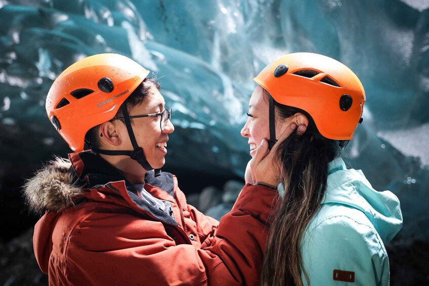 Deux personnes, portant des casques et des vestes, se tiennent debout dans un environnement enneigé. 4
