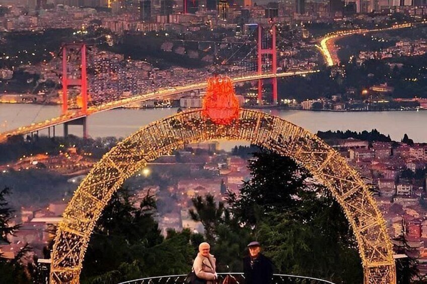 Une vue urbaine avec un grand pont illuminé et une structure en forme d’arc décoratif. 3