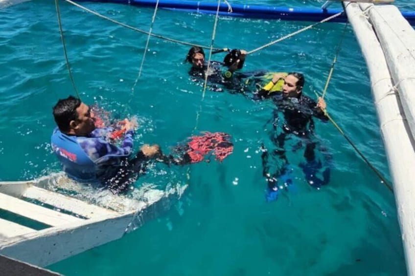 Personas en un bote con una escalera, disfrutando de actividades acuáticas. 5