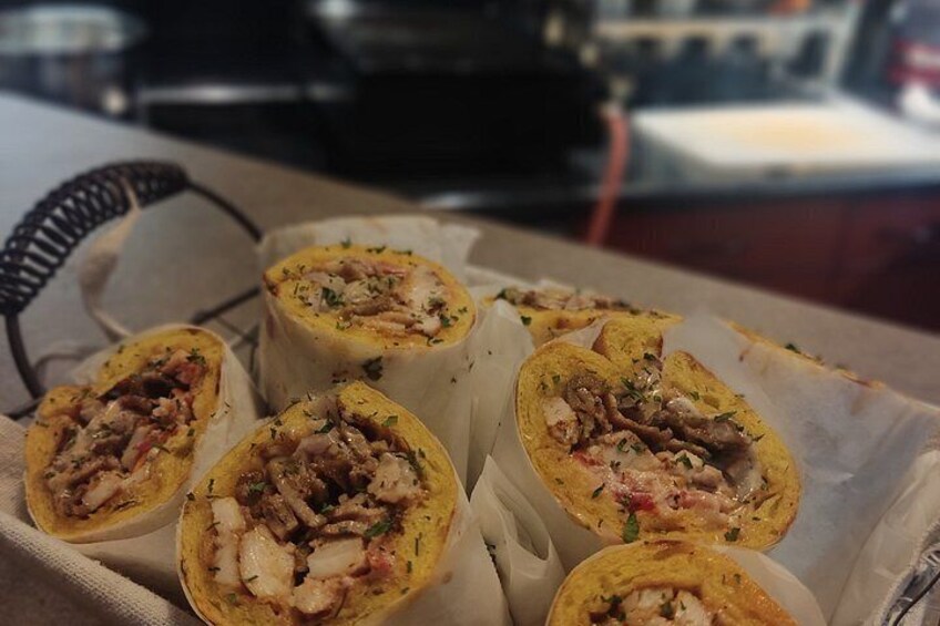 En bakke med seks burritos. 5